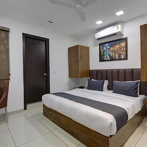 3* Hotel Shine Couple Friendly Rohini West Metro Station